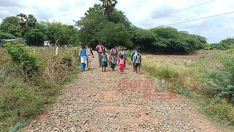 சாலை சீரமைக்கும் பணிகளை விரைந்து முடிக்க வேண்டும்