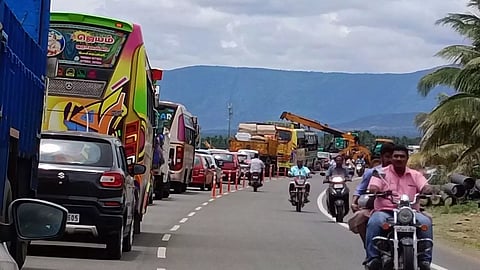 கூட்டுக்குடிநீர் திட்ட குழாய்கள் பதிக்கும் பணி:சாலையில் கவிழ்ந்த பொக்லைன் எந்திரம் :போக்குவரத்து பாதிப்பு