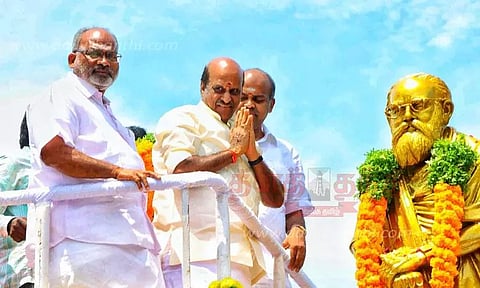 பெரியார் சிலைக்கு மாலை அணிவித்து மரியாதை