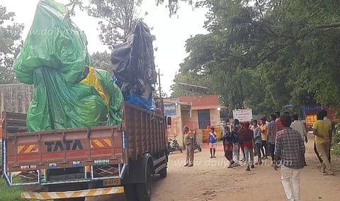 ஆந்திராவில் இருந்து விதிமுறைகளை மீறி லாரியில் கொண்டு வந்த விநாயகர் சிலைகள்போலீசார் தடுத்து நிறுத்தியதால் பரபரப்பு