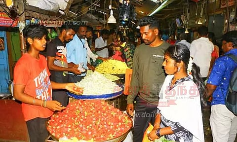 பூஜை பொருட்கள் வாங்க குவிந்த பொதுமக்கள்