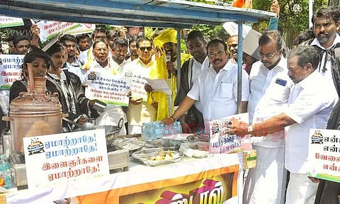 இளைஞர் காங்கிரசார் டீ, பக்கோடா விற்று போராட்டம்
