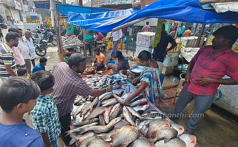 புரட்டாசி மாத பிறப்பை முன்னிட்டுஇறைச்சி கடைகளில் அலைமோதிய மக்கள் கூட்டம்
