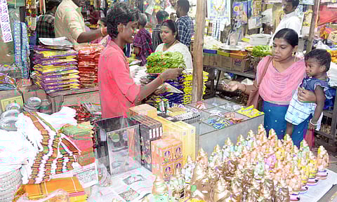 பூஜை பொருட்கள் விற்பனை மும்முரம்
