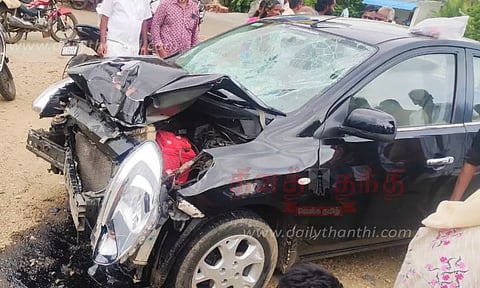 மோட்டார் சைக்கிள்கள் மீது கார் மோதல்; ஒருவர் பலி