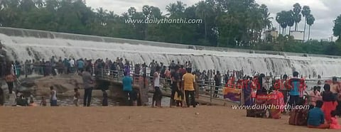 கொடிவேரி அணையில் பாசி படர்ந்த பாறைகளால் வழுக்கி விழும் பெண்கள்; பாதுகாப்பு ஏற்பாடுகளை செய்ய கோரிக்கை