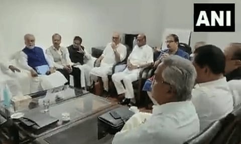 நாடாளுமன்ற சிறப்பு கூட்டத்தொடரின் அனைத்து அலுவல்களிலும் கலந்துகொள்ள எதிர்க்கட்சிகள் முடிவு