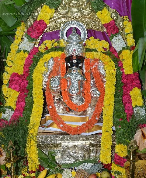 கிருஷ்ணகிரி மாவட்டத்தில் சதுர்த்தி விழா:விநாயகர் கோவில்களில் சிறப்பு பூஜை1,300 சிலைகள் வைத்து பக்தர்கள் வழிபாடு