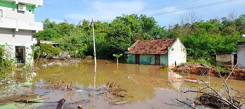 ஊத்தங்கரை பகுதியில் கனமழை:வீடுகளுக்குள் தண்ணீர் புகுந்ததால் பொதுமக்கள் சாலை மறியல்