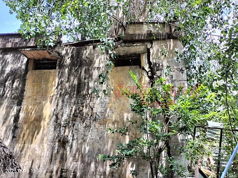 பாழடைந்து கிடக்கும் கூட்டுறவு சங்க கிடங்கு கட்டிடம் அகற்றப்படுமா?