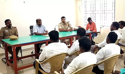 இரு தரப்பினர் கோஷ்டி மோதல்; விநாயகர் சிலைகள் வைக்க தடை