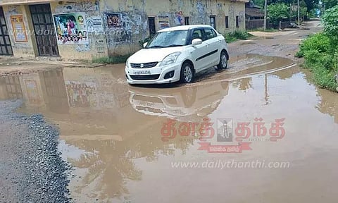 குண்டும், குழியுமான சாலையால் வாகன ஒட்டிகள் அவதி