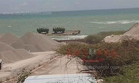 கூடங்குளத்தில் தரை தட்டிய மிதவை கப்பலை மீட்க புதிய முயற்சி; கடலுக்குள் சாலை அமைக்கும் பணி தொடங்கியது