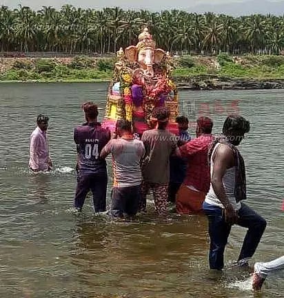 விநாயகர் சிலைகள் காவிரி ஆற்றில் கரைப்பு