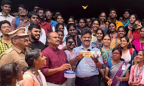 வண்ணத்துப்பூச்சிகளை கணக்கெடுத்த மாணவ-மாணவிகள்