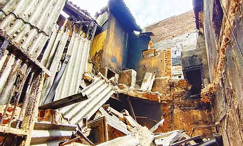 வேலூர் பழைய பஸ் நிலையத்தில் ஓட்டல் சுவர் இடிந்து விழுந்ததில் கட்டிட மேஸ்திரி உள்பட 2 பேர் பலி