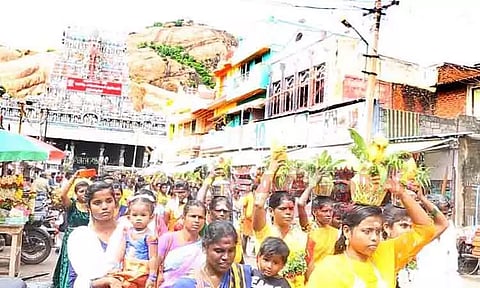 மதுரையில் பால்குடம் சுமந்துவந்த இலங்கை தமிழர்கள்