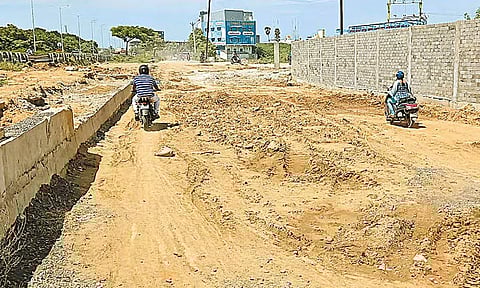 பரணிபுத்தூர் சர்வீஸ் சாலையை சீரமைக்க வேண்டும் - பொதுமக்கள் கோரிக்கை