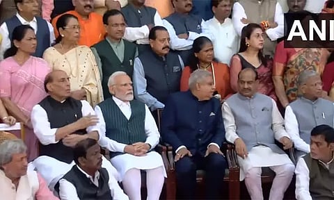 நாடாளுமன்ற எம்.பிக்களுடன் 'குழு புகைப்படம்' எடுத்த பிரதமர் மோடி