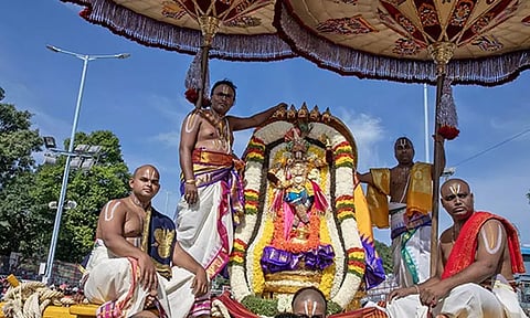 திருப்பதியில் பிரமோற்சவ விழா: சின்னசேஷ வாகனத்தில் ஏழுமலையான் வீதியுலா