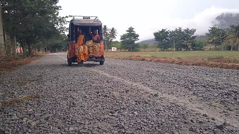 மயிலாடும்பாறை அருகேசாலை அமைக்கும் பணி பாதியில் நிறுத்தம்:வாகன ஓட்டிகள் அவதி