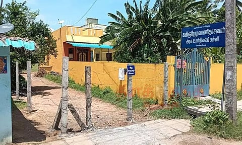 அரசு பள்ளிக்கு செல்லும் பாதையை முள்வேலி அமைத்து மூடியதால் மாணவர்கள் தவிப்பு