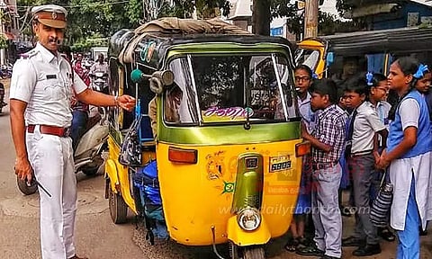 அதிக மாணவர்களை ஏற்றிச் சென்றஆட்டோ டிரைவர்களுக்கு அபராதம்