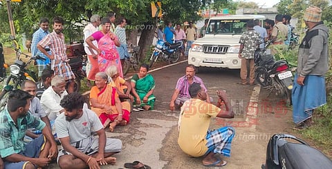 விவசாய நிலங்களில் வன விலங்குகள் புகுவதை தடுக்க கோரிவனத்துறை அலுவலர்களை சிறைபிடித்த கிராம மக்கள்