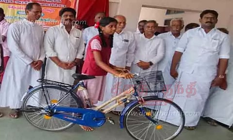 மாணவர்களுக்கு விலையில்லா சைக்கிள்- கருமாணிக்கம் எம்.எல்.ஏ. வழங்கினார்