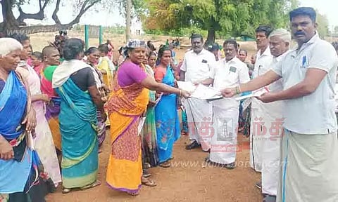 தி.மு.க. அரசின் சாதனை குறித்து பொதுமக்களுக்கு துண்டு பிரசுரம் வினியோகம்