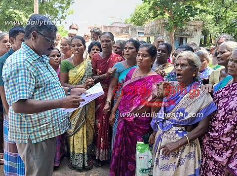 ரேஷன்கடை கட்டுவதை இடமாற்றம் செய்யக்கோரி பெண்கள் போராட்டம்