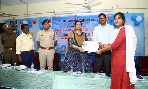 கல்வி கற்கும் போதே மாணவிகளுக்கு பழகுனர் ஓட்டுநர் உரிமம்