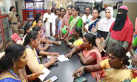 மகளிர் உரிமைத்தொகை விண்ணப்பம் நிராகரிப்பா?. நிலையை அறிய மையங்களில் குவிந்த இல்லத்தரசிகள்