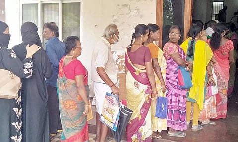 பணம் கிடைக்காதவர்கள் தாசில்தார் அலுவலகத்தில் குவிந்தனர்