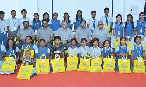 38 மாணவ-மாணவிகளுக்கு பள்ளி சீருடைகள் வழங்கல்