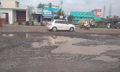 மெகா பள்ளங்களால் விபத்து ஏற்படும் அபாயம்