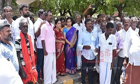 நெல்லை கலெக்டர் அலுவலகத்தில் கிராம மக்கள் முற்றுகை