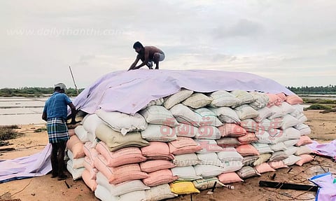 உப்பு மூட்டைகளை பாதுகாக்கும் பணி தீவிரம்