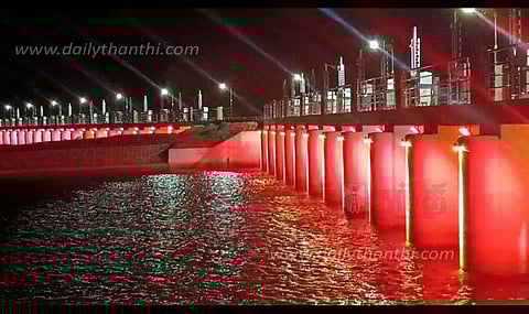 சிவப்பு நிறத்தில் மின்னும் காவிரி ஆற்றுப்பாலம்