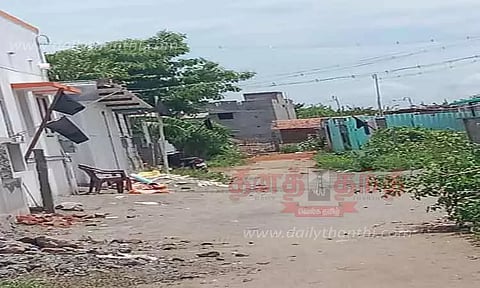 கவுந்தப்பாடி அருகே பரபரப்பு முடிதிருத்தும் தொழிலாளர்கள் வீடுகளில் கருப்புக்கொடி ஏற்றி போராட்டம்