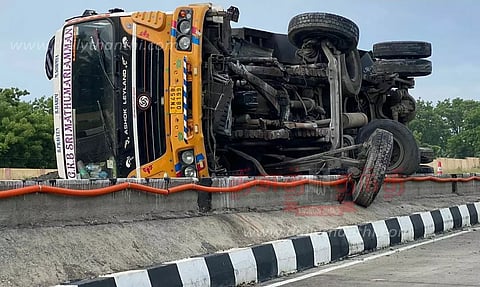 ஜல்லிக்கற்கள் ஏற்றி வந்த லாரி தடுப்புச்சுவர் மீது மோதி கவிழ்ந்தது