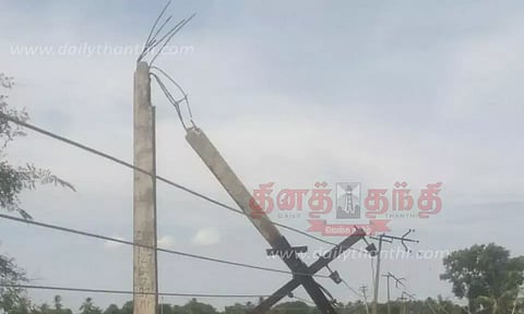 காற்றுடன் பலத்த மழை; மின்கம்பங்கள் உடைந்தன