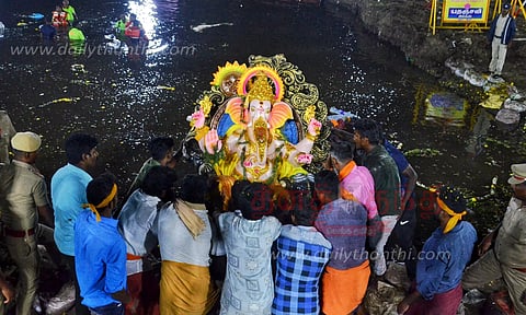 வைகை ஆற்றில் விநாயகர் சிலைகள் கரைப்பு