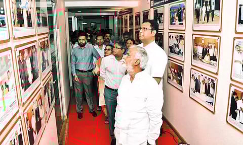 சென்னை எழும்பூர் சிப்காட் அலுவலகத்தில் கலைஞர் புகைப்பட மாடம் - அமைச்சர்கள் டி.ஆர்.பி.ராஜா, சேகர்பாபு திறந்து வைத்தனர்