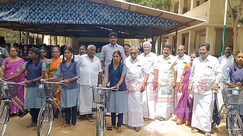அரசு பள்ளியில் மாணவிகளுக்கு விலையில்லா சைக்கிள்