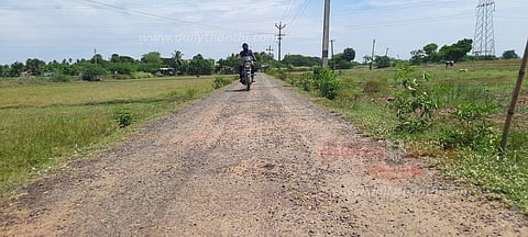 ஜல்லி கற்கள் பெயர்ந்து கிடக்கும் சாலை சீரமைக்கப்படுமா?