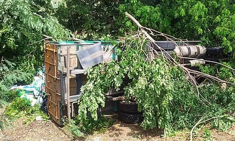 திண்டிவனம் அருகே உப்பு மூட்டைகளை ஏற்றி வந்த லாரி வாய்க்காலில் கவிழ்ந்தது; டிரைவர் உள்பட 2 பேர் படுகாயம்