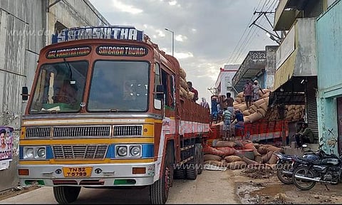 சாலையோர பள்ளத்தில் சிக்கிய லாரி