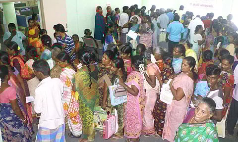 மகளிர் உரிமைத்தொகை திட்டத்தில் விண்ணப்பங்களின் நிலையை அறிய2-வது நாளாக தாலுகா அலுவலகத்தில் குவிந்த மக்கள்