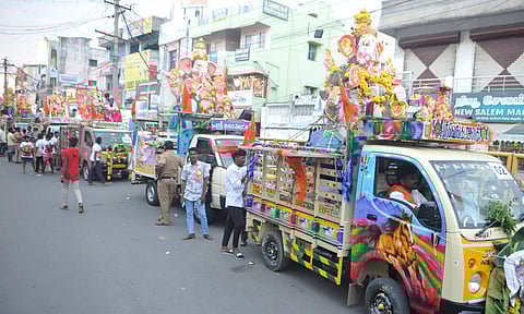 விநாயகர் சிலைகளை ஊர்வலமாக எடுத்து சென்று ஆற்றில் கரைப்பு